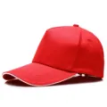 Gorra de béisbol roja lisa con detalle de visera sándwich blanca para logotipo - Ajustable (56-60cm) / Estilo de 5 Paneles (Velcro) / Rojo y Blanco