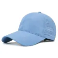 Atmungsaktive hellblaue schnelltrocknende Sport-Baseballkappe mit perforierten Paneelen - Dunstblau