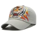 Sommerliche graue atmungsaktive Netz-Basecap mit wildem Tigerkopf und Flammenprint - Tigerkopf / Hellgrau