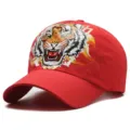 Rote atmungsaktive Mesh-Basecap mit einem auffälligen Tigerkopf-Grafikdruck auf der Front - Tigerkopf / Rot