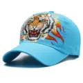 Atmungsaktive hellblaue Mesh-Baseballkappe mit coolem Tiger- und Flammen-Motiv - Tigerkopf / Saphirblau