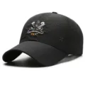 Atmungsaktive schwarze Mesh-Baseballkappe mit traditioneller Löwentanz-Stickerei - Dunkelgrauer Löwe / Schwarz
