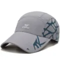 Cappellino sportivo grigio leggero e traspirante con stampe geometriche blu navy - Taglia Unica (56-60cm) / modello 2 / Grigio chiaro