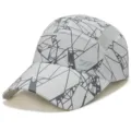 Cappellino bianco traspirante con motivo geometrico grigio e inserto in rete laterale. - Taglia Unica (56-60cm) / Stile 1 / Bianco