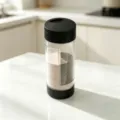 Kruidendispenser met twee compartimenten en zwarte deksel op een marmeren keukenblad - Cilindrische 3-Standen Verstelbare Stijl (138mm) / WS-003A