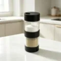 Zwarte minimalistische kruidenstrooier met twee vakken voor zout en peper - Middelgrote Cilindrische Stijl (135mm) / WS-003B