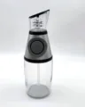 Dettaglio dell'erogatore di olio in vetro da 500 ml con pompa e misurazioni precise - 250ML