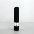 Détail du moulin à poivre en acier inoxydable avec corps mat noir et fenêtre transparente. - ABS noir