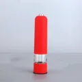 Vue détaillée du moulin à poivre rouge de cuisine avec fenêtre transparente pour épices. - ABS rouge