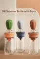 Tre bottiglie creative di pennelli in silicone con dispenser in vetro per la cucina. - Marrone