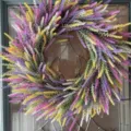Couronne de lavande artificielle colorée servant d'accent décoratif sur une porte en verre - 40cm (A-2332) / Coloré