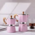 Zwei rosa achteckige Espressokocher mit Holzgriffen für die Kaffeezubereitung - 150ML / 3 Tassen / Rosa