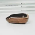 Taza dosificadora artesanal de madera de nogal negro para pesar granos de café con precisión - Nogal Negro