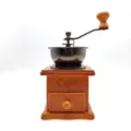 Retro-Handkaffeemühle mit robustem Holzsockel und ergonomischem Kurbelgriff aus Metall - Hellkaffee