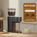Professionelle mattschwarze elektrische Kaffeemühle mit zwei Espresso-Halterungen. - Schwarze Kaffeemühle (Lackierte/Elektroplattierte Ausführung)