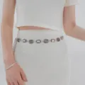 Eleganter böhmischer silberner Metall-Taillenkettengürtel auf einem weißen Outfit - Stil B / Gesamtlänge 105cm (Breite 2.5cm) / Silber