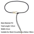 Detail eines schwarzen PU-Ledergürtels mit 125 cm Länge und 0,5 cm Breite Angaben. - Stil E / Gesamtlänge 125cm / Schwarz