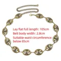 Cinturón de cadena de metal vintage con flor de lis en acabado oro latón para vestidos - Dorado
