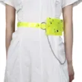 Neongelber transparenter PVC-Gürteltasche mit Silberkette auf weißem Kleid - Fluoreszierendes Grün
