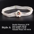 Detailansicht eines eleganten vierreihigen Perlengürtels mit bunter Strass-Blumenschnalle. - A款 66cm