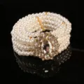 Eleganter weißer vierreihiger Perlen-Elastikgürtel mit funkelnder Strass-Blumenschnalle - 水晶扣头 65cm