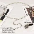 Eleganter silberner Metallketten Gürtel mit weißem Ledergeflecht und Kamelienblüten Anhänger - Kamelien-Anhänger / Silber Weiße Blume