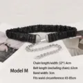 Minimalistischer schwarzer plissierter Damengürtel mit silberner Kette und Schnalle - Stil M