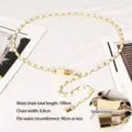 Eleganter goldener Metall-Taillenkettengürtel mit weißem Leder-Flecht-Detail für Damen - Modell A Schloss Anhänger / Modell A Gold Weiß Schloss