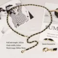 Eleganter Kettengürtel aus goldfarbenem Metall und schwarzem Leder für Damen - Hohler Runder Anhänger / Gold Schwarz Hohl