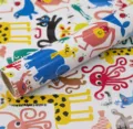 Detailansicht des bunten Tier-Musters auf hochwertigem Geschenkpapier für Kinder - Affe Und Elefant / 50x70cm