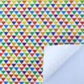Hochwertiges Geschenkpapier mit buntem Dreiecksmuster und praktischem Schneideraster - Regenbogendreieck