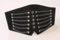 Breiter schwarzer Punk-Elastikgürtel mit Silberketten und Nietenverzierung - Flache Länge 72cm / Schwarz mit Silberner Kette und Nieten