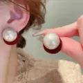 Elegante Perlenohrstecker mit roter Samtbasis für einen luxuriösen Vintage-Look - Beflockt Rotweiß