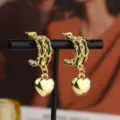 Primo piano di orecchini vintage in oro a doppia catena con pendenti a forma di cuore - Stile Cuore Catena a Doppio Strato (E3693) / Oro