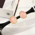 Elegante unregelmäßige rosa Emaille-Ohrstecker mit einem schimmerndem Goldrand - Unregelmäßige sechseckige Ohrstecker (E3655) / Rosa