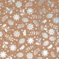 Patrón plateado de copos y piñas sobre papel de regalo de Navidad de kraft marrón. - Serie de Navidad Ramas de Pino Plateadas / 43cm*3m