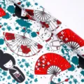 Geschenkpapier im japanischen Stil mit Maneki-neko-Katze und roten Fächermustern - 50*70cm / Weißer Boden Puppe