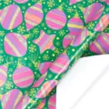 Leuchtend grünes Weihnachtsgeschenkpapier mit rosa Weihnachtskugeln und Sternen - Neon Weihnachtskugel