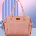 Multifunktionale Wickeltasche in Rosa mit gesteppter Fronttasche und viel Platz. - 45 / Rosa