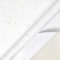 Elegantes weißes Geschenkpapier mit Goldfolienflocken und praktischem Schneidraster. - Nebelhafter Sternenreich / 3 Meter Lang
