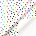 Weißes Geschenkpapier mit lebhaften, metallisch-bunten Herzmustern in Regenbogenfarben. - Buntes Herz / 0.43*3m