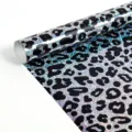 Premium holografische zilveren cadeaupapier rol met een gedurfd zwart luipaardmotief erop - Spiegel Luipaard (5754679920613) / 3m Rol