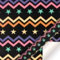 Papel de regalo decorativo con motivos de zigzag y estrellas de colores sobre fondo negro - Estrellas Rayadas / 50x70cm