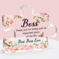 Puzzelvormige acryl plaquette met Best Boss Ever bloemmotief en vlinderaccenten - Curve Q2 / Breedte Ongeveer 8cm Dikte 1cm / Leiderschap Dankbaarheid Patroon