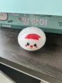 Gros plan d'un jouet anti-stress squishy translucide en forme de brioche Père Noël pour enfants - Père Noël / 1 Pièce