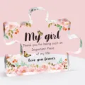 Detail van acryl puzzelstuk cadeau standaard met bloemmotief en sentimentele tekst - Curve Q13 / Breedte Ongeveer 8cm Dikte 1cm / Zoete Affectiethema