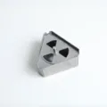 Kreativer dreieckiger rotierender Aschenbecher aus Edelstahl mit Deckel für Haus und Auto - Dreieck-Stil / Silber