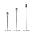 Elegante set van drie zilver gepolijste metalen kandelaars voor romantische tafels - Set van 3 stuks / Zilver