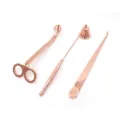 Juego de 3 accesorios para velas de acero inoxidable en oro rosa con cortamechas y apagador - Rose Gold 3-Piece Set / Bolsa de polietileno