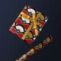 Papier cadeau élégant de style chinois avec des motifs de fans traditionnels rouges et dorés. - 1 Feuille / Éventail Pliant